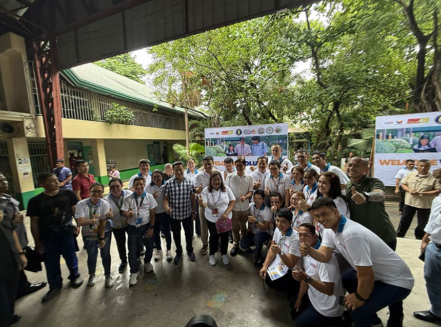 Globe employees and Brigada Eskwela partners gather at Kapitbahayan Elementary School.